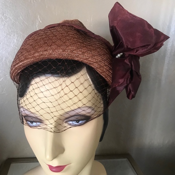 UNIQUE 1940s\' COPPER COLORED STRAW TOQUE WITH MATCHING FABRIC BOWS & 1/2 VEIL